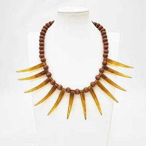 Collar de resina hecho a mano minimalista, joyería atemporal para mujer, accesorio único, alta demanda - Product Image 1