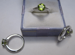 Elegante Anillo de Oro Blanco con Piedra de Peridoto - Product Image 1