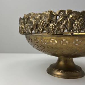 Frutero Vintage de Latón con Base, Diseño de Racimo de Uvas y Vid, Decoración Ornamentada, Años 70, Estilo Moderno de Mediados de Siglo, Bohemio, Rústico, Regalo - Product Image 5