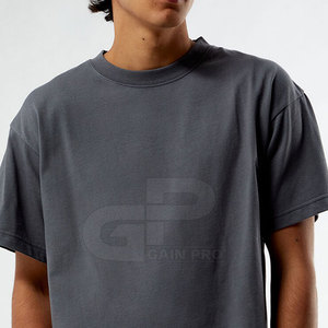 T-shirt court et ample de style streetwear pour homme, avec des proportions équilibrées et un look urbain décontracté. - Product Image 6