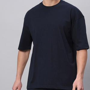 Conjunto de camiseta y pantalones cortos de verano para hombre con logo personalizado, conjunto de dos piezas transpirable de algodón y poliéster. - Product Image 3