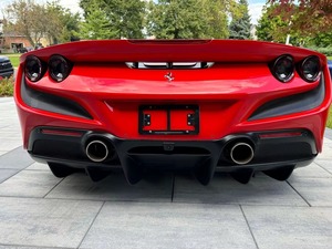 Ferrari F8 Spider Cabriolet 2022, intérieur cuir clair, turbo, propulsion arrière, régulateur de vitesse adaptatif, jantes en alliage d'aluminium de 18 pouces, certifié, peu utilisé, pièces d'origine. - Product Image 5