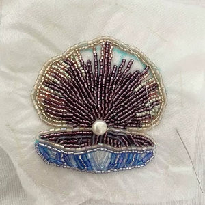 Nuevo y Elegante Amuleto de Cereza Personalizado con Bordado de Cuentas Hecho a Mano, Cuadrado, a Todo Color, Lindo, Moderno, Lujoso y con Diseño Superior - Product Image 1