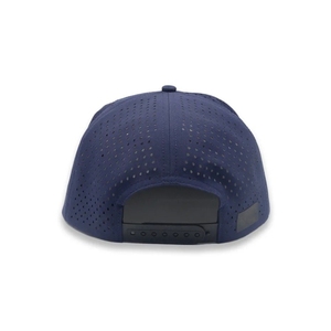 หมวกกอล์ฟกันน้ำแบบไม่มีโครงสร้าง ผลิตโดยผู้ผลิต OEM พร้อมโลโก้ป้ายยางแบบกำหนดเอง เชือกสองสี หมวก 5 ชิ้น ตัดด้วยเลเซอร์พร้อมรูระบายอากาศ - Product Image 5