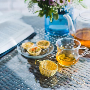 "Elegante colador de té tejido con mango de metal para una fácil elaboración y una experiencia de té perfecta" - Product Image 3