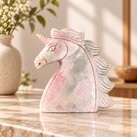 Statuette de licorne en opale rose sculptée, élégante figurine d'animal fantastique pour la décoration de la maison, du bureau, des étagères et comme objet cadeau