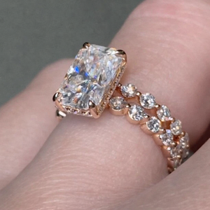 Ensemble de mariage Tishya Diamond 5.16 TCW avec bague de fiançailles en moissanite taille radiant et sertissage pavé, or jaune massif 14 carats, design tendance - Product Image 1