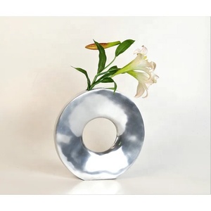 Jarrón de mesa decorativo para el hogar de estilo nórdico moderno, tamaño personalizado, aluminio con forma de hueco medio y logotipo personalizado - Product Image 1