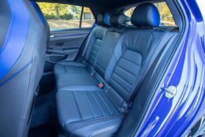 Volkswagen Golf R 2023 con Caja de Cambios Automática, Motor Inteligente de 8L y Portaequipajes de Aleación de Aluminio - Product Image 6