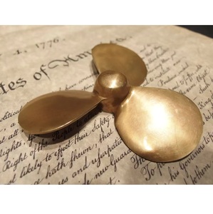 Prensapapeles de Hierro Vintage Ecológico de Primera Calidad con Acabado Dorado, Diseño Multifuncional para Decoración de Escritorio de Oficina y Sala de Estudio - Product Image 1