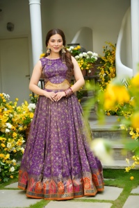 Élégance avec une touche moderne : Lehenga en organza imprimé numériquement, entièrement cousu, avec blouse cousue, idéal pour les soirées. - Product Image 3