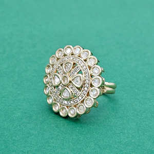 Bague réglable Kundan en cristal et strass classique pour femmes de créateur de luxe de haute qualité avec placage à l'or - Product Image 3