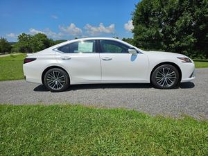 Blanco brillante 2024 Lexus ES Hybrid 300H FWD de lujo con ruedas de aleación Asientos de cuero Sistema de navegación Asientos calefactables de arranque remoto - Product Image 3