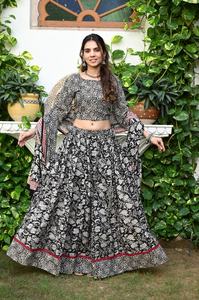 Conjunto de Lehenga Choli de Algodón Tradicional FABRIA, Dibujado a Mano, con Dupatta para Mujer, para Bodas/Fiestas, Disponible al por Mayor - Product Image 4