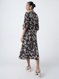 Vestido Cruzado Estampado Marrón Oscuro con Cinturón - Product Image 4