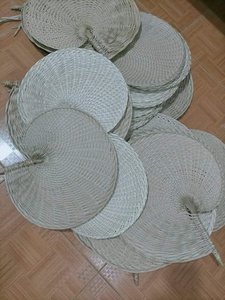 El precio más bajo Bamboo Handfan Palm Leaf Handfan Decor Artículo Handfan hecho a mano Muchos productos naturales de color - Product Image 3