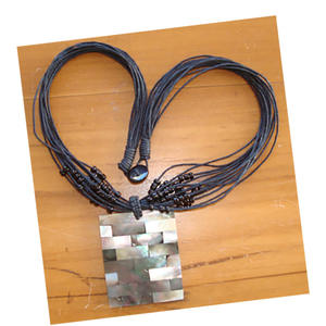 Collar de Conchas Marinas con Cuentas de Nácar Negro de 40x45mm, Diseño Cuadrado, Patrón Inspirado, Regalo - Product Image 3