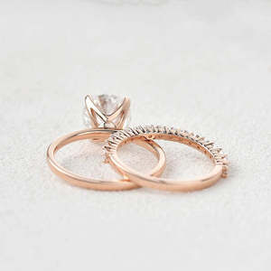 Élégante bague de mariage solitaire sertie de moissanite à coupe ronde Option parfaite pour votre journée spéciale - Product Image 3