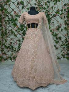 Conçu pour l'élégance, le confort et une allure durable, le ensemble lehenga choli en soie est créé pour satisfaire les mariées modernes ou les femmes en occasions spéciales. - Product Image 2