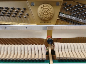 Piano vertical profesional KAWAI KU3B de 88 teclas, estilo clásico japonés, tapa de sonido de madera maciza, teclado usado. - Product Image 4