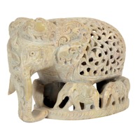 Élégante sculpture de famille d'éléphants en marbre vert de 4 pouces, polie et artisanale avec travail de filigrane, pour la décoration de la maison, du temple ou du bureau