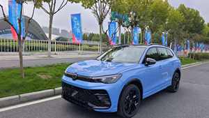 Nouveau SUV Essence Grand Modèle 2025 en Stock – Excellent Prix – VW Tiguan L Édition Dragon 300tsi - Product Image 2