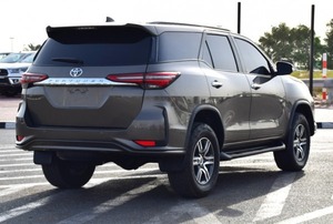 Para Toyota Hilux Fortuner Diésel con Motor Turbo, Caja de Cambios Automática y Manual, Neumáticos R15, Asientos de Cuero con Cámara Trasera, Usado - Product Image 6