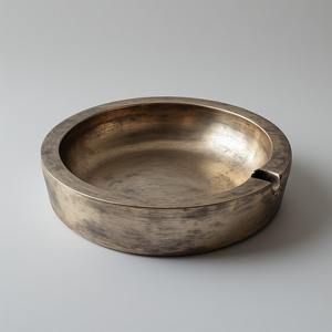 Cendrier en laiton de luxe avec finition antique et design sculpté à la main pour la décoration élégante de la maison et du bureau - Product Image 1