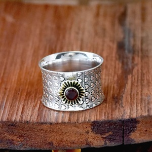 Anillo de granate rojo Plata de Ley 925 Banda ancha Corazón Estampado Flor Declaración Anillo DE BODA Anillo Regalo para ella - Product Image 2