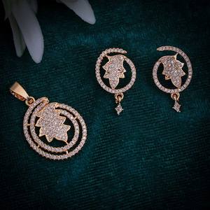 Elegante y Moderno Colgante de Hoja Circular Chapado en Oro con Circonitas Brillantes para Mujer, Accesorio de Alta Calidad - Product Image 1