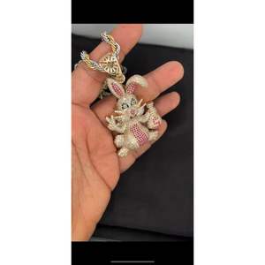 Colgante de Diamantes Reales Redondos Estilo Hip Hop con Dibujos Animados, Diamante Natural, Engaste Pavé en Oro Amarillo, Material de Aleación de Zinc - Product Image 4