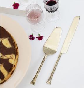 Servidor de tartas de inspiración vintage con detalles adornados, hecho de metal de alta calidad, perfecto para ocasiones especiales como bodas - Product Image 2