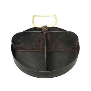 Elegantes bandejas rectangulares plateadas para servir con superficie texturizada y asas elegantes, ideales para presentar alimentos y artículos de decoración - Product Image 5