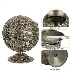 Cenicero exclusivo de latón con diseño de concha de mar elegante y funcional para uso de fumadores - Product Image 6