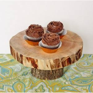 Énorme demande sur le support de gâteau en bois d'acacia de couleur bois naturel de haute qualité sculpture à la main en bois vente chaude 2024 - Product Image 1