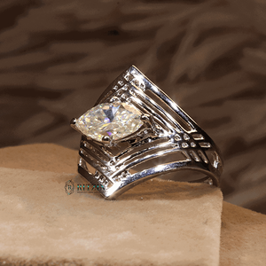 Off White Marquise Cut Diamond Solitaire Anillo de compromiso para mujer - Product Image 1