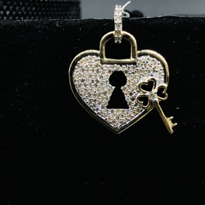 Collier pendentif de luxe en forme de cœur avec cadenas et clé en diamant |   Bijou Charme Amour Romantique en Or Jaune 10K pour Femme, Cadeau d'Anniversaire - Product Image 2