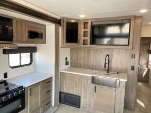 RV F-O-R-E-S-T R-I-V-E-R- VEN-G-E-A-N-CE ROGUE 26VKS modelo 2022, en buen estado, lista para usar con remolque, a la venta. - Product Image 3