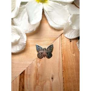 Broche élégante en argent sterling plaqué et cristal, fabriquée par Hopi, tendance, idéale pour les fêtes, cadeau parfait - Product Image 1