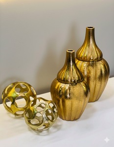 Vase à fleurs élégant en fonte d'aluminium pour la décoration intérieure de luxe, améliorant le style intérieur avec un savoir-faire métallique durable - Product Image 1