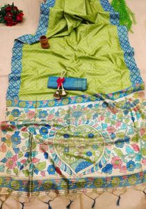 Sari en tissu de soie douce avec imprimé magnifique et pièce de Blouse contrastante et pompons sur le côté de la bordure motif traditionnel - Product Image 2
