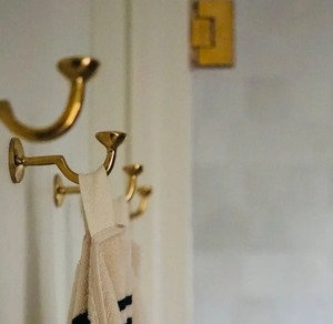 Porte-serviettes en laiton de qualité supérieure, robuste et élégant pour spa à domicile ou hôtel, disponible au prix d'usine - Product Image 1