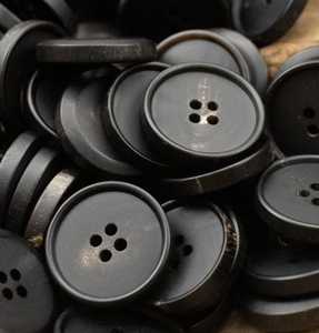 Boutons en corne noire naturelle de haute qualité à 4 trous pour veste et costume, vente en gros, fabrication sur mesure - Product Image 1