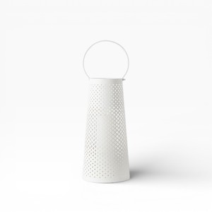 Porte-bougie en métal blanc de style lanterne avec motif circulaire perforé et poignée - Product Image 5