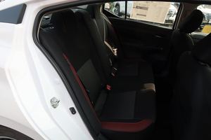 Blanc 2024 Nissan Versa SR FWD (d'occasion-Excellent état) avec système de navigation Bluetooth avec sièges chauffants à démarrage à distance - Product Image 6