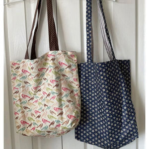 Ensemble de sacs fourre-tout en coton imprimé mélangé avec des motifs d'oiseaux et d'étoiles en beige multicolore et bleu marine pour un usage quotidien, sac de shopping - Product Image 1