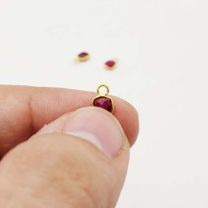 Charme coussin rubis plaqué or 18 carats minuscule pendentif en pierres précieuses à facettes pour breloques de boucles d'oreilles faites à la main et fabrication de bijoux - Product Image 3