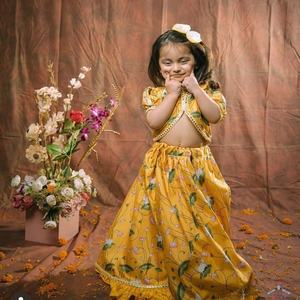 ผ้าที่ดีที่สุด คอลเลคชั่นล่าสุด ผ้าไหมธรรมชาติพิมพ์ลาย พร้อมงานลูกไม้ ชุดเลเฮนกาโชลีสำหรับเด็ก ผลิตจากอินเดีย ในราคาที่ถูกที่สุด - Product Image 1