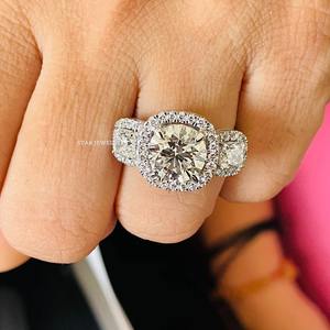 Anillo de compromiso solitario de diamante moissanita de tres piedras de oro macizo de 14 quilates. - Product Image 3