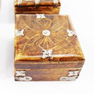 Caja de madera hecha a mano Venta caliente Regalos y manualidades Cajas de madera Letreros de pared Hecho EN LA India - Product Image 1